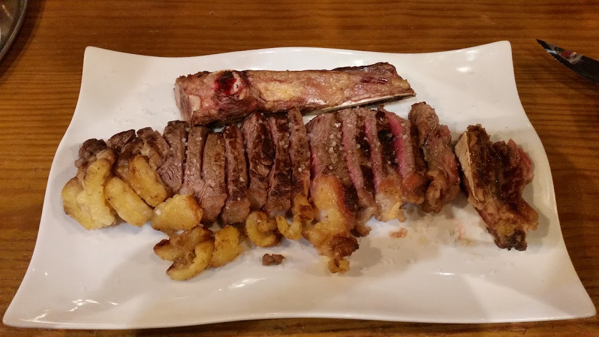 Plato de croquetas caseras y cocido madrileño tradicional