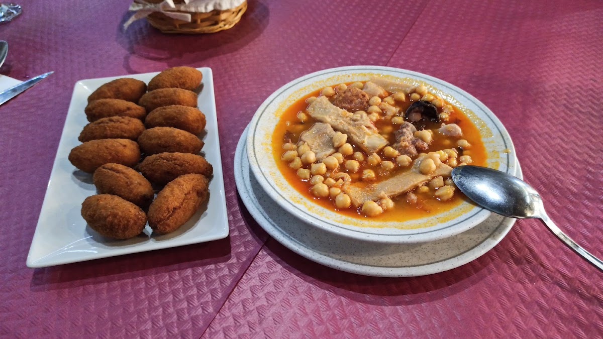 Chuletas de cordero a la parrilla con patatas fritas