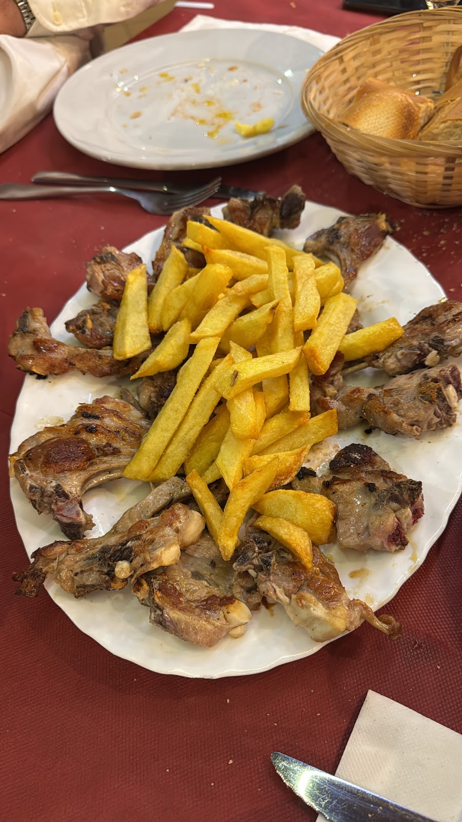 Crujientes croquetas caseras servidas en bandeja